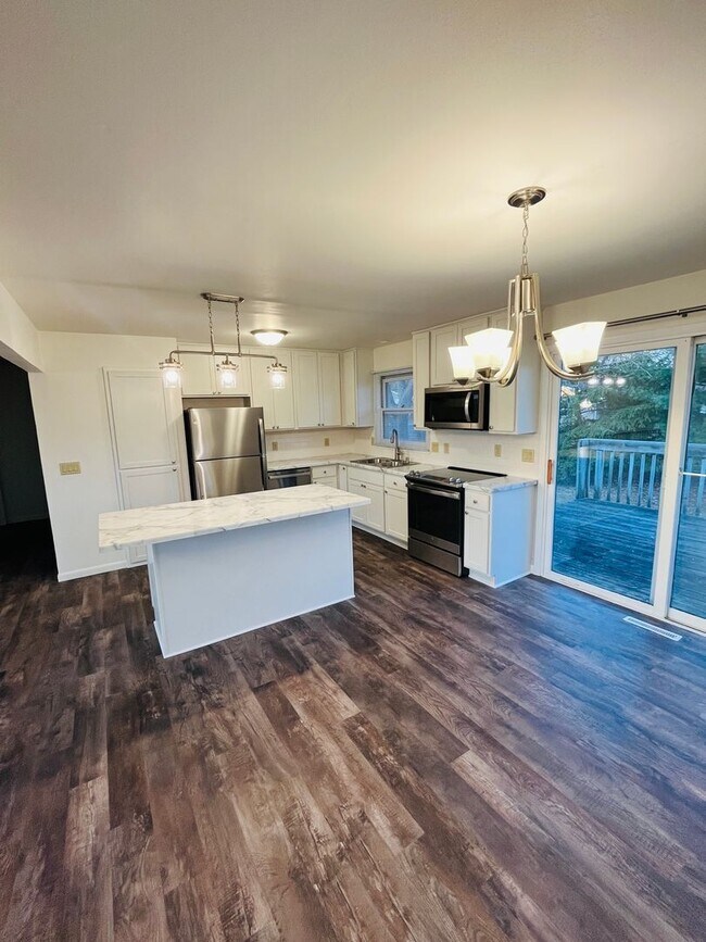 Foto del edificio - Beautifully updated 3 bedroom 2 bath duplex