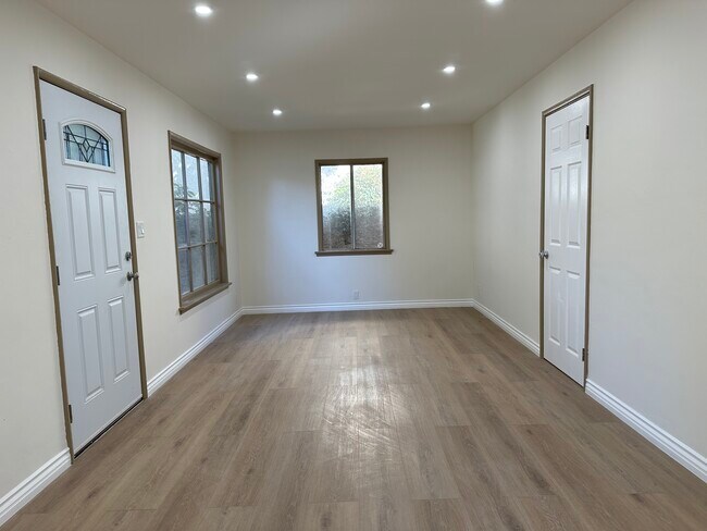 Living area - 1154 Allen Ave