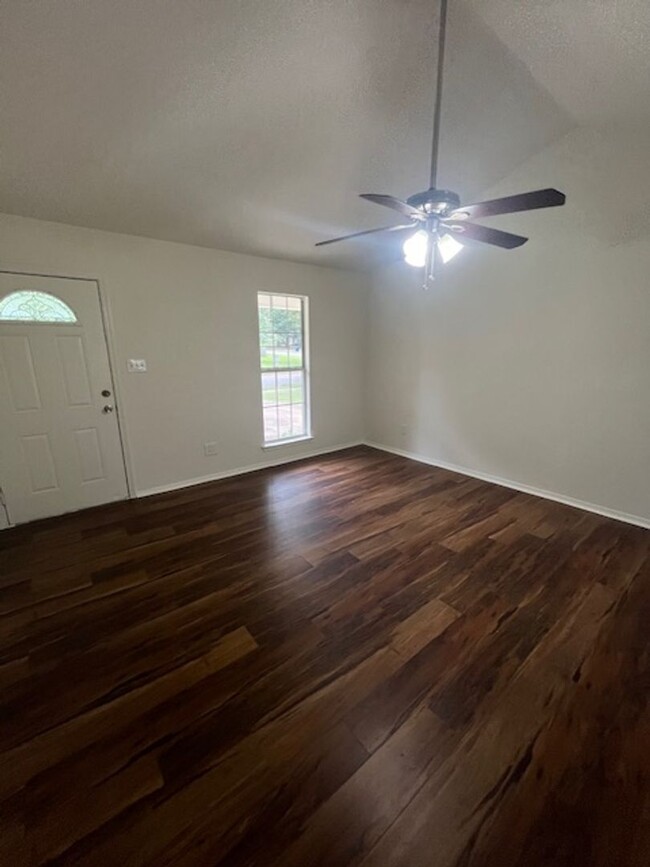 Foto del edificio - Renovated 3 Bedroom 2 Bath Apartments for ...