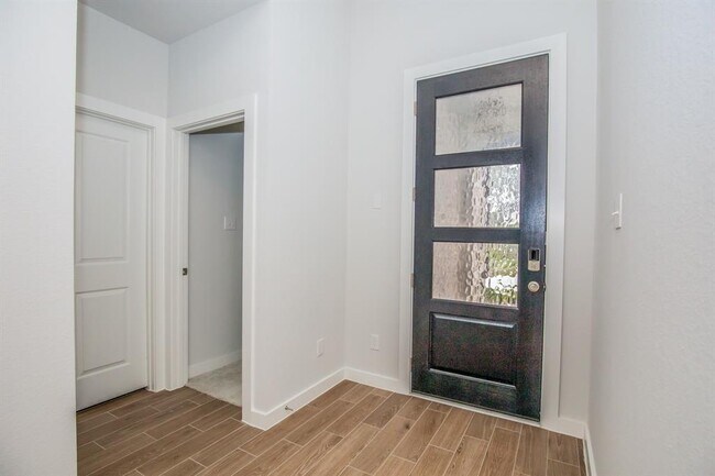 Building Photo - 8010 Whisper Grove Dr
