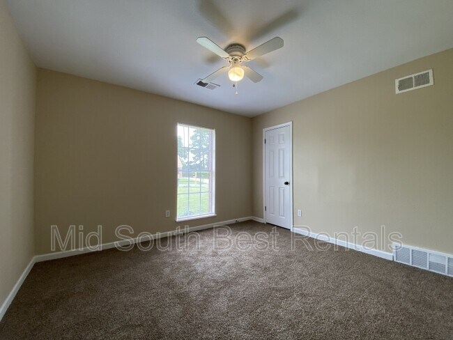 Building Photo - 893 Shadowline Dr