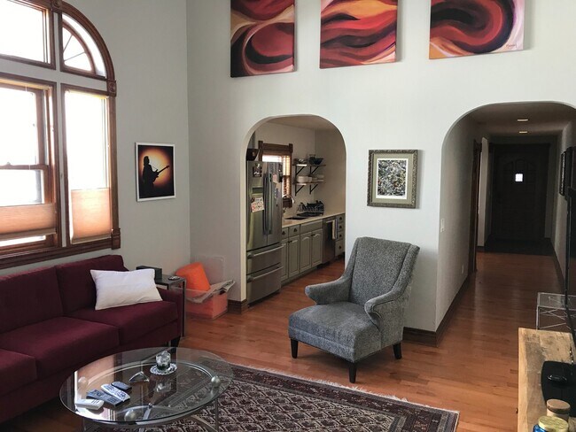 Foto del edificio - Updated 3 Bed 2 Bath Victorian Style Townhome