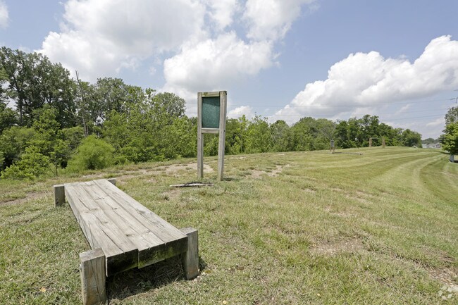 Sendero para hacer ejercicio - Loch Haven Apartments
