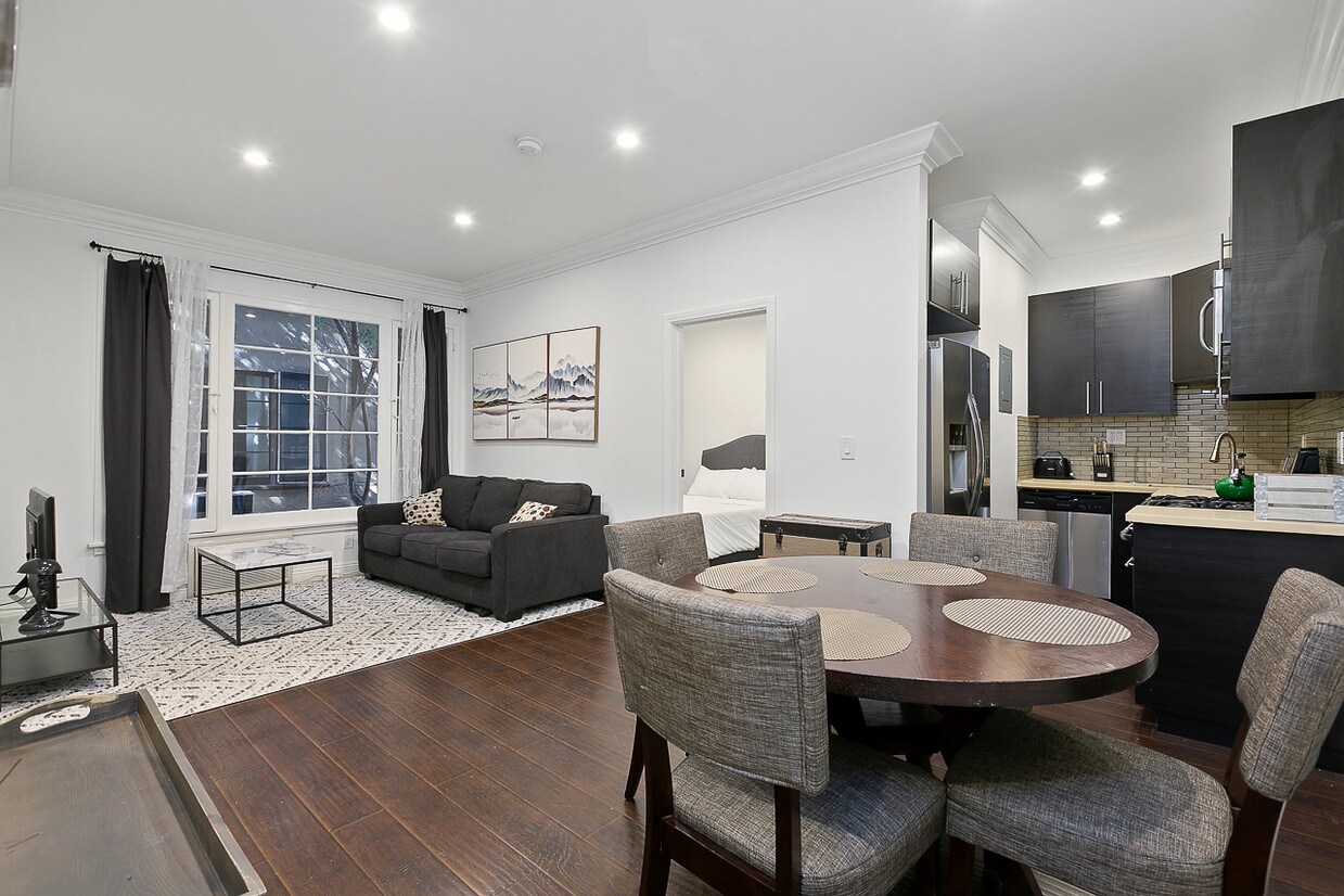 Foto principal - 7223 Willoughby Ave