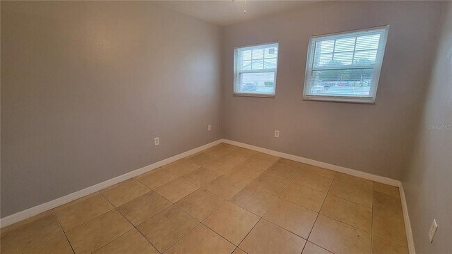 Building Photo - 863 Sky Lake Cir