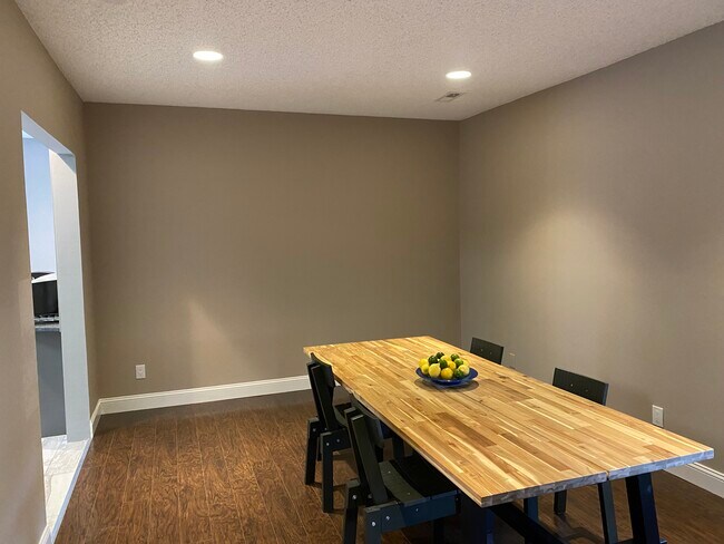 Building Photo - 425 Chanticleer