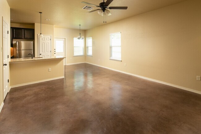 Foto del edificio - GORGEOUS 3 BEDROOM DUPLEX LOCATED IN BUDA, TEXAS!
