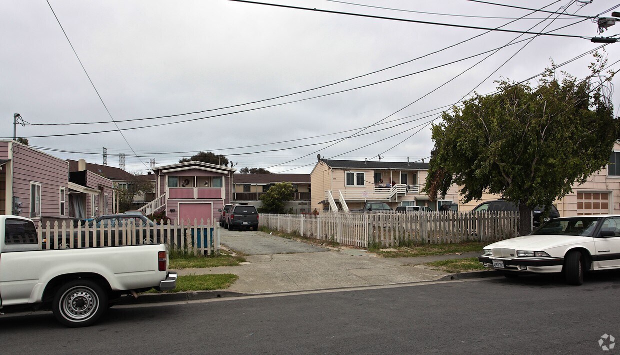 Building Photo - 752-764 6th Ave