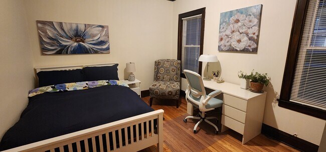 Segundo dormitorio con cama matrimonial, mesita de noche, sillón auxiliar, escritorio y silla con ruedas, armario y vestidor. - 2018 Lake St