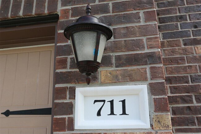 Foto del edificio - 711 Aulia Ln