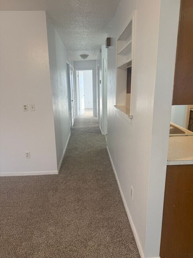 Foto del edificio - Beautifully updated home in a quiet Yukon neighborhood!