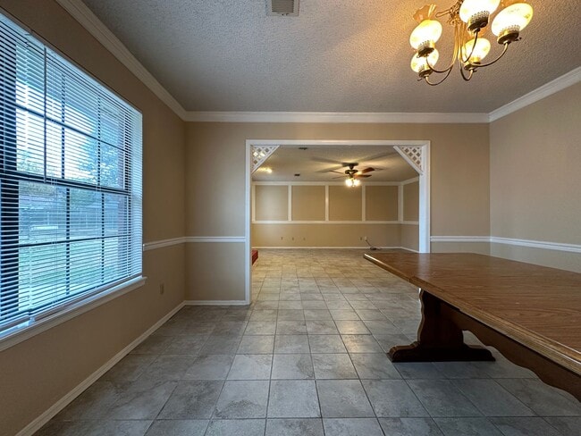 Building Photo - Gorgeous Brick Home - 3 Bed, 2 Bath, 2 Car...