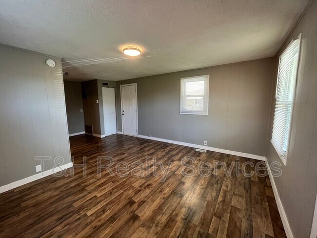 Building Photo - 1604 E Epler Ave