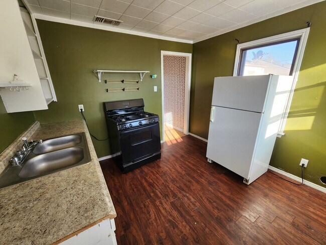 Building Photo - 2bedroom 1 bathroom water is paid by landlord