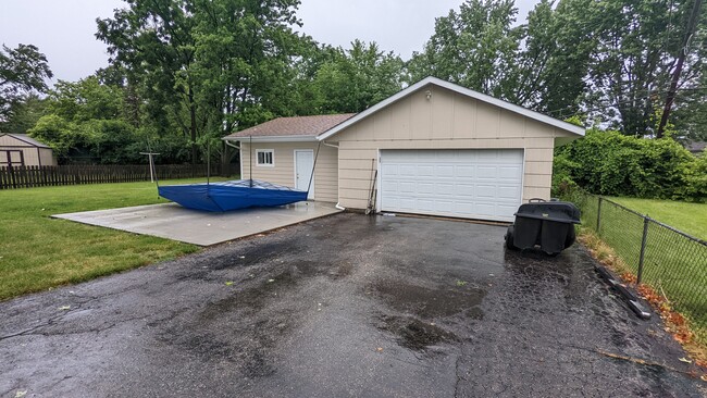 Building Photo - 4370 Circle Dr