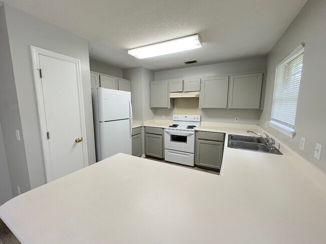 Building Photo - 3 BED | 2 BATH | NEWLY RENOVATED