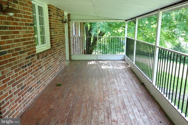 Building Photo - 242 Buttonwood Rd