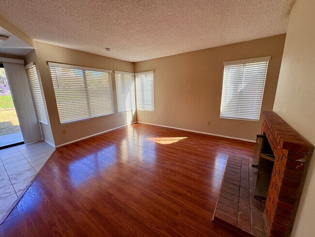 Building Photo - 3BR Oceanside Home Near Alamosa Park and G...
