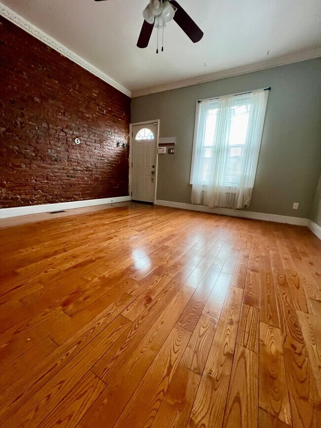 Foto del edificio - Gorgeous 3-Bedroom Townhome in West Passyu...