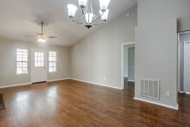 Foto del edificio - 4017 River Birch Rd