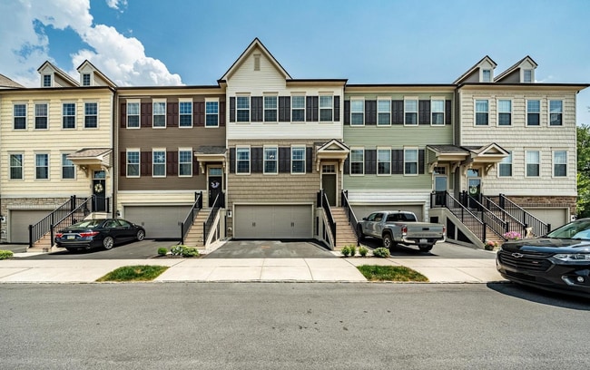 Building Photo - 93 Locks Farm Ln