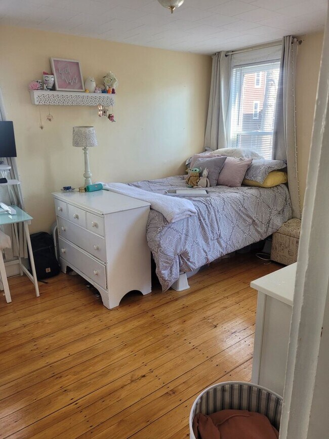 Building Photo - Private Deck, Laundry, Eat-in Kitchen