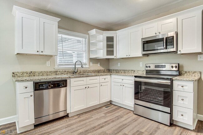 Building Photo - 2541 Headland Dr