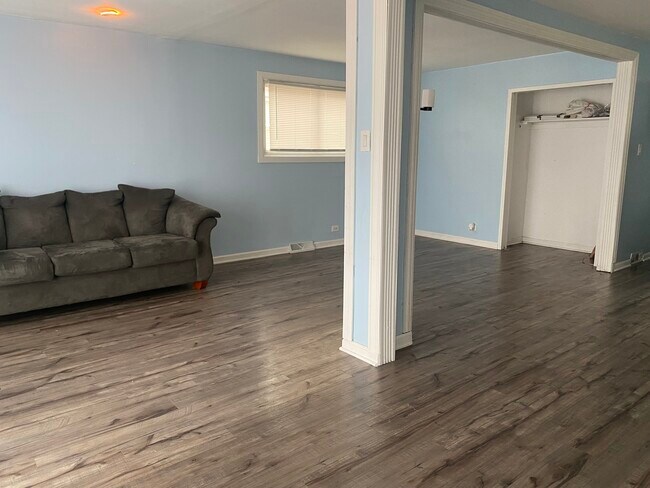 Building Photo - 4725 S La Crosse Ave