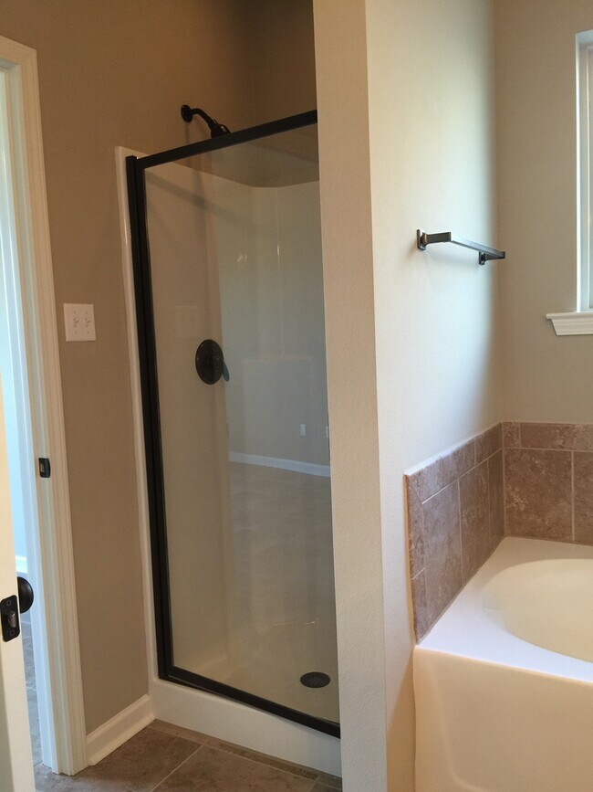 Foto del edificio - New Lake Front Home in Magnolia Lakes off Burbank Near Staring