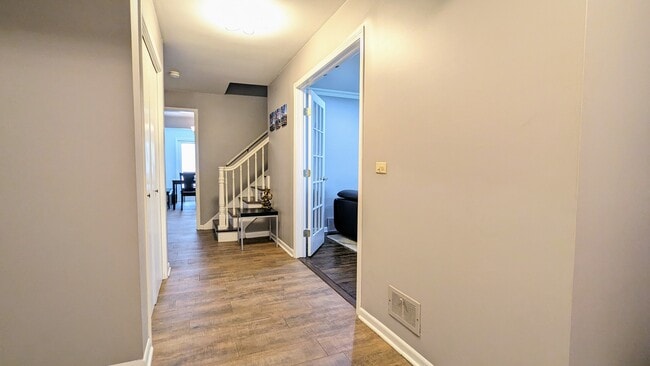 Building Photo - 536 S Echo Ln