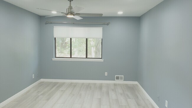 Foto del edificio - 2421 Old Stone Mill Dr