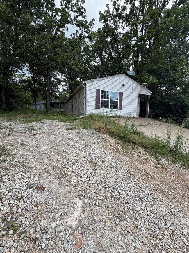 Building Photo - 3 Bedroom | 2 Bathroom | 1,100 square feet | Merriam Woods MO!