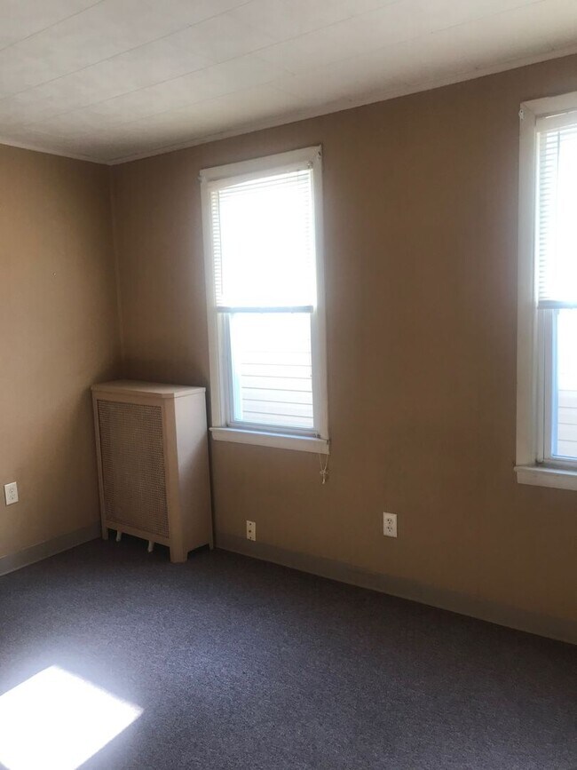 Building Photo - 3 bedroom 1.5 bathroom