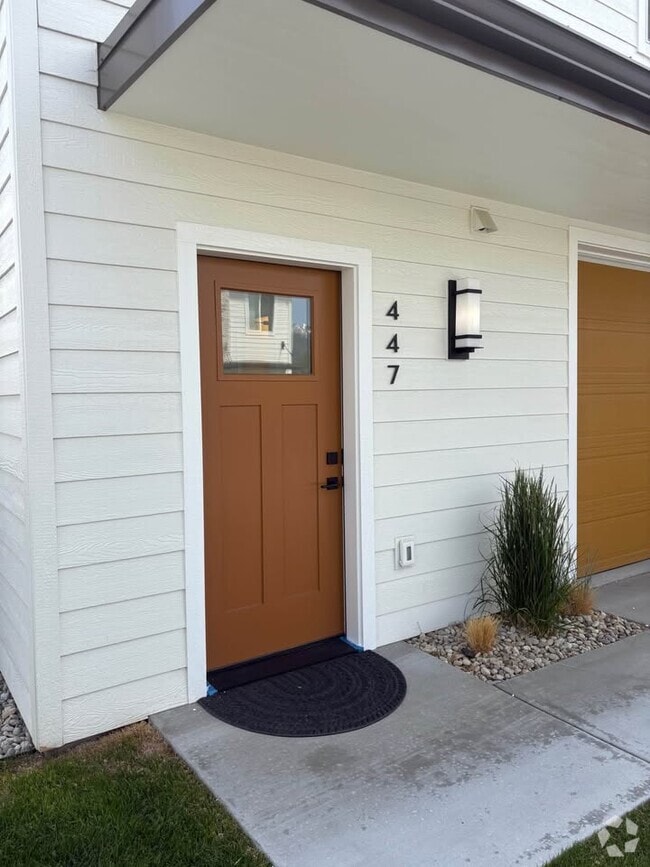 Building Photo - 447 Skeels Ave