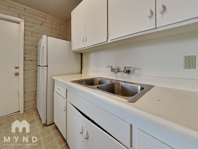 Building Photo - 912 S Dorsey Ln