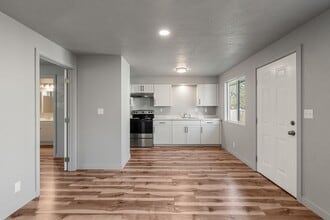 Building Photo - 1028 W 11th St