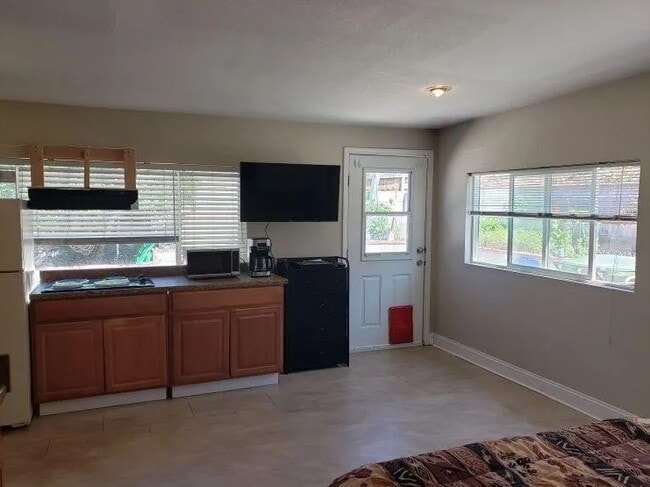 Building Photo - 4728 Mendoza Ave