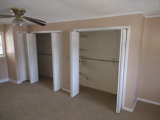 Armarios del dormitorio principal al este - 107 Via Eldorado Dr
