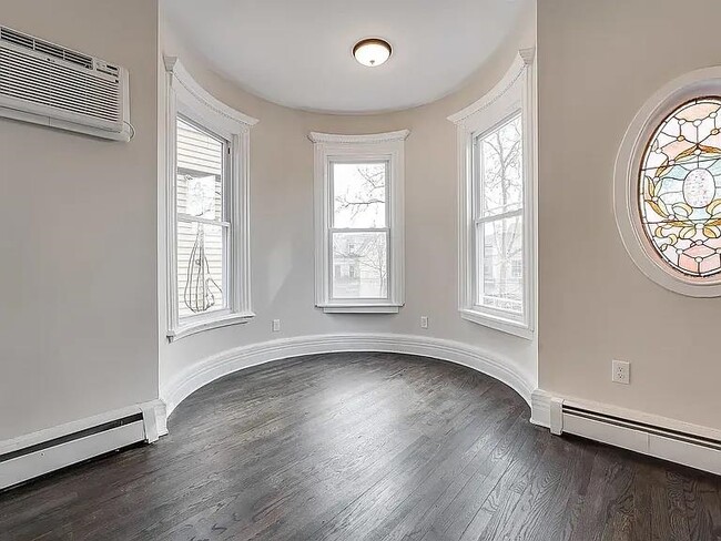 Foto del edificio - 486 Bramhall Ave