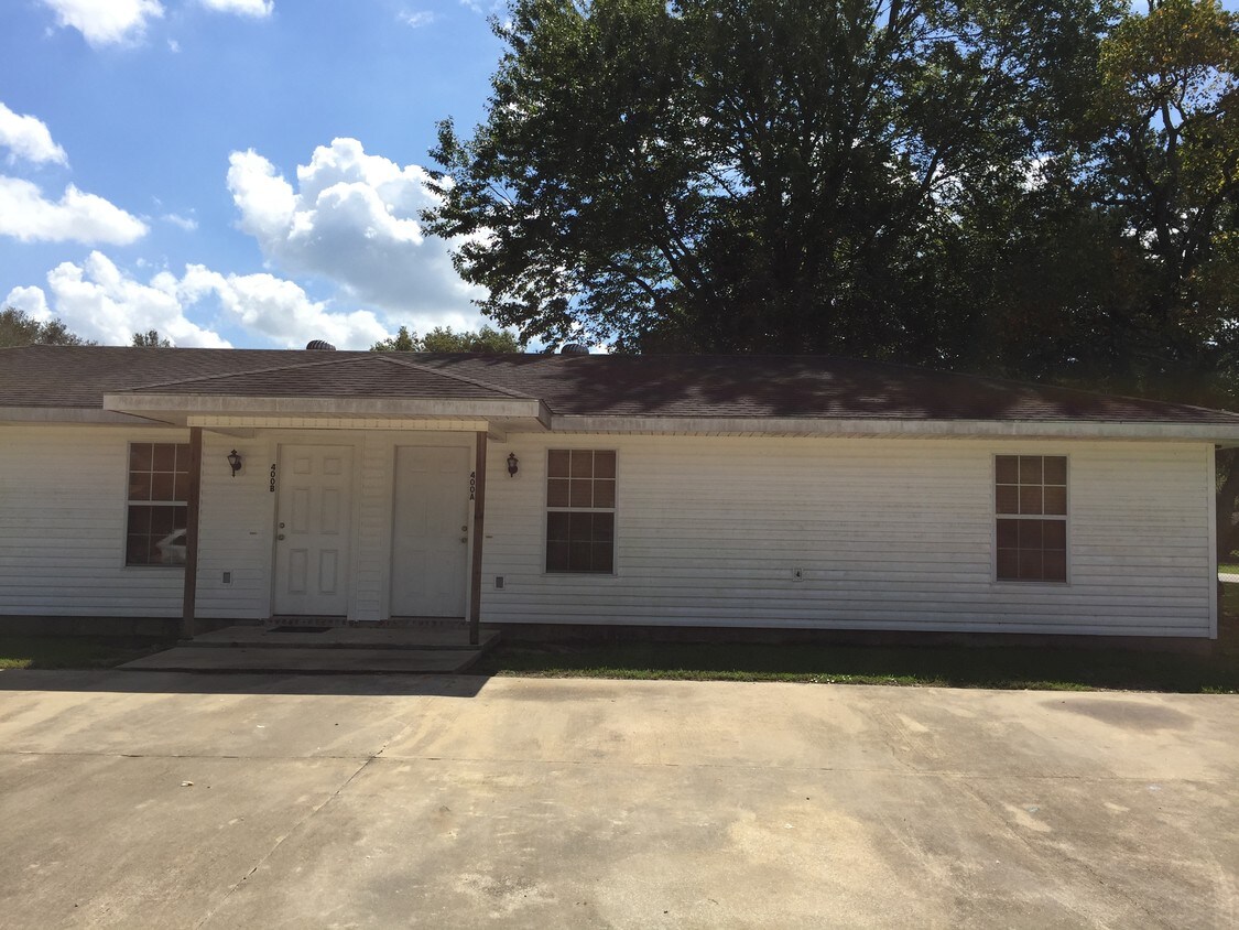 400 N Lightner Ave, Iowa, LA 70647 Apartments in Iowa, LA