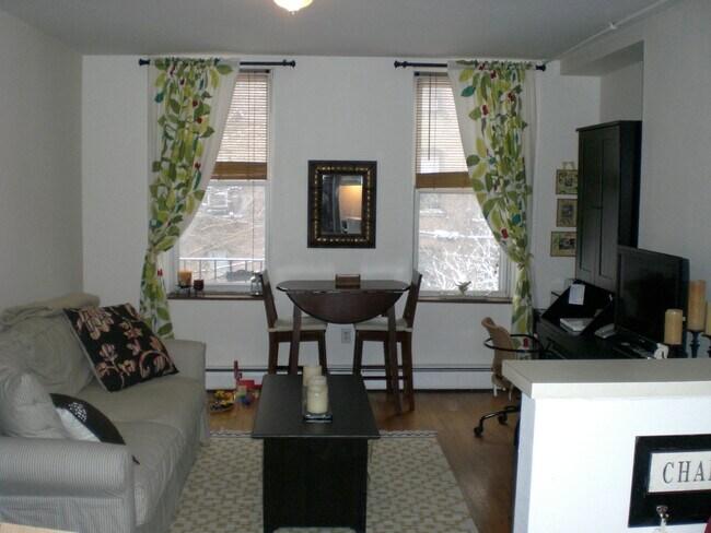 Living - 621 Willow Ave