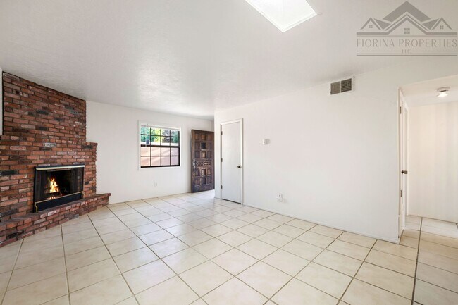 Building Photo - Cozy Two-Bedroom on Historic Hillside Ave.