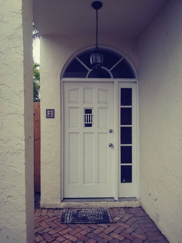 Puerta principal - 3356 Bird Ave