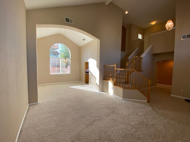 Foto del edificio - Large Exquisite Home in Highly Sought Afte...