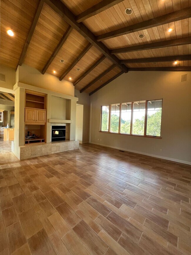 Building Photo - Beautiful, Custom 4BD / 3BA home in the vi...