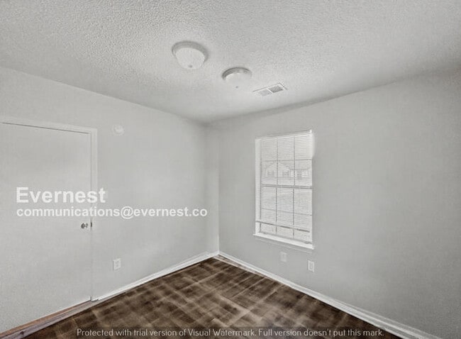 Building Photo - Limited Time Special Offer / 3 Bed, 2 Bath Home with Fenced Yard / Pet-Friendly / Available Now!