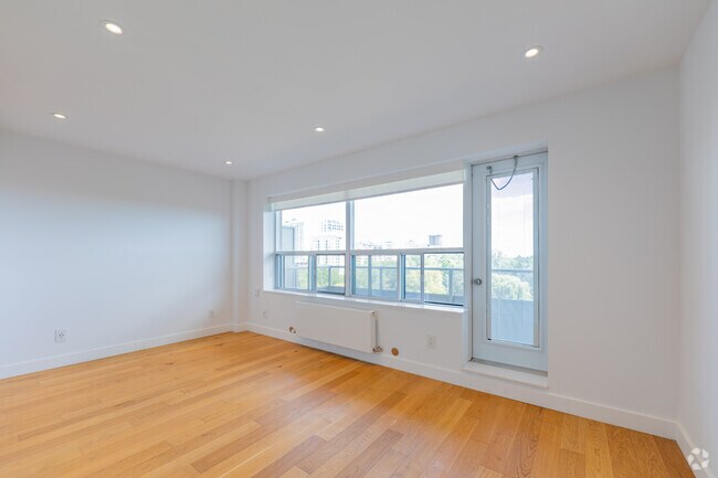 BACHELOR - 350SF - Salon - 111 Lawton Boulevard
