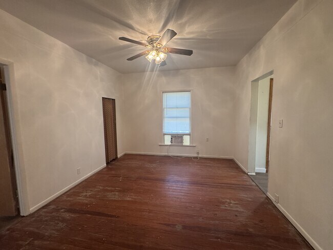 Building Photo - 307 N Witte St