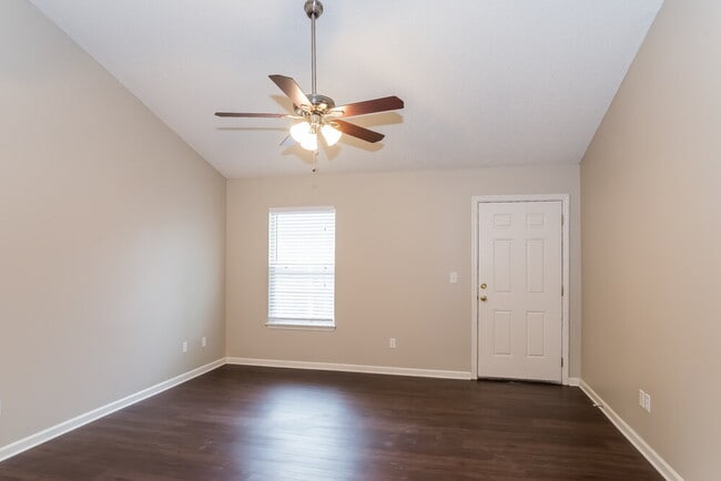 Foto del edificio - 2041 Hunters Trace Cir