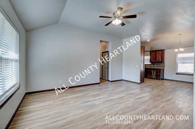 Building Photo - 211 E Forster Ln